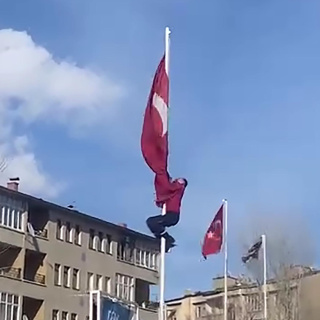 15 metre tırmanıp bayrağı düzeltti