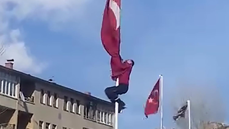 15 metre tırmanıp bayrağı düzeltti