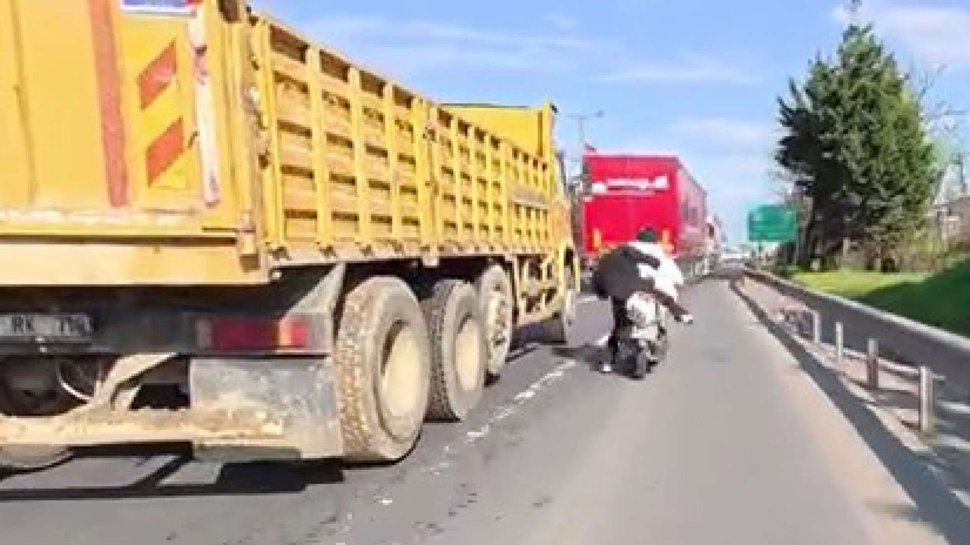 İstanbul'da Motosiklet Kavgası: Kadın Yolcu Saçı Çekilince Dengesini Kaybetti