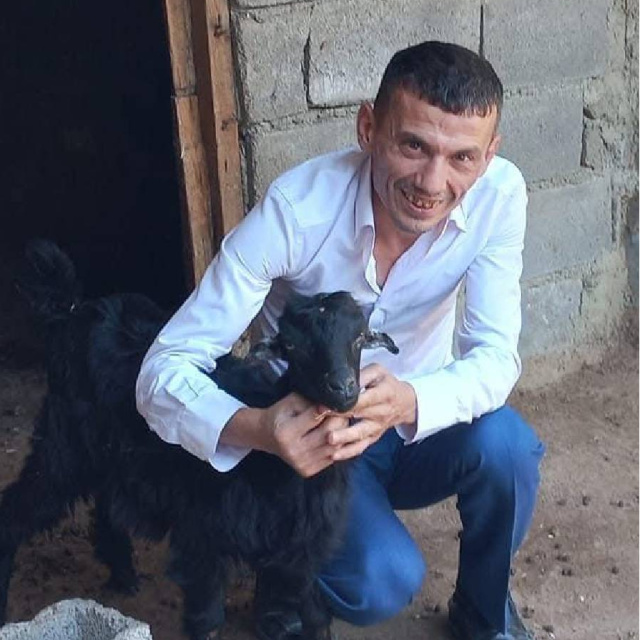 Boğazına bıçak dayadı, bileziği çaldı