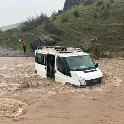 Kalp krizi geçirirken minibüste mahsur kaldı!