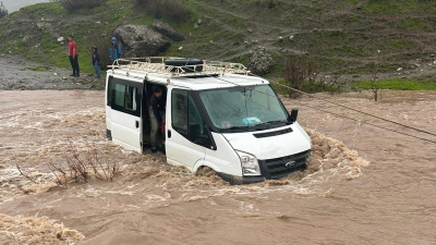Kalp krizi geçirirken minibüste mahsur kaldı!
