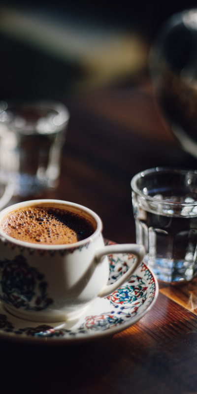 Türk kahvesinin yanında neden su içilir?