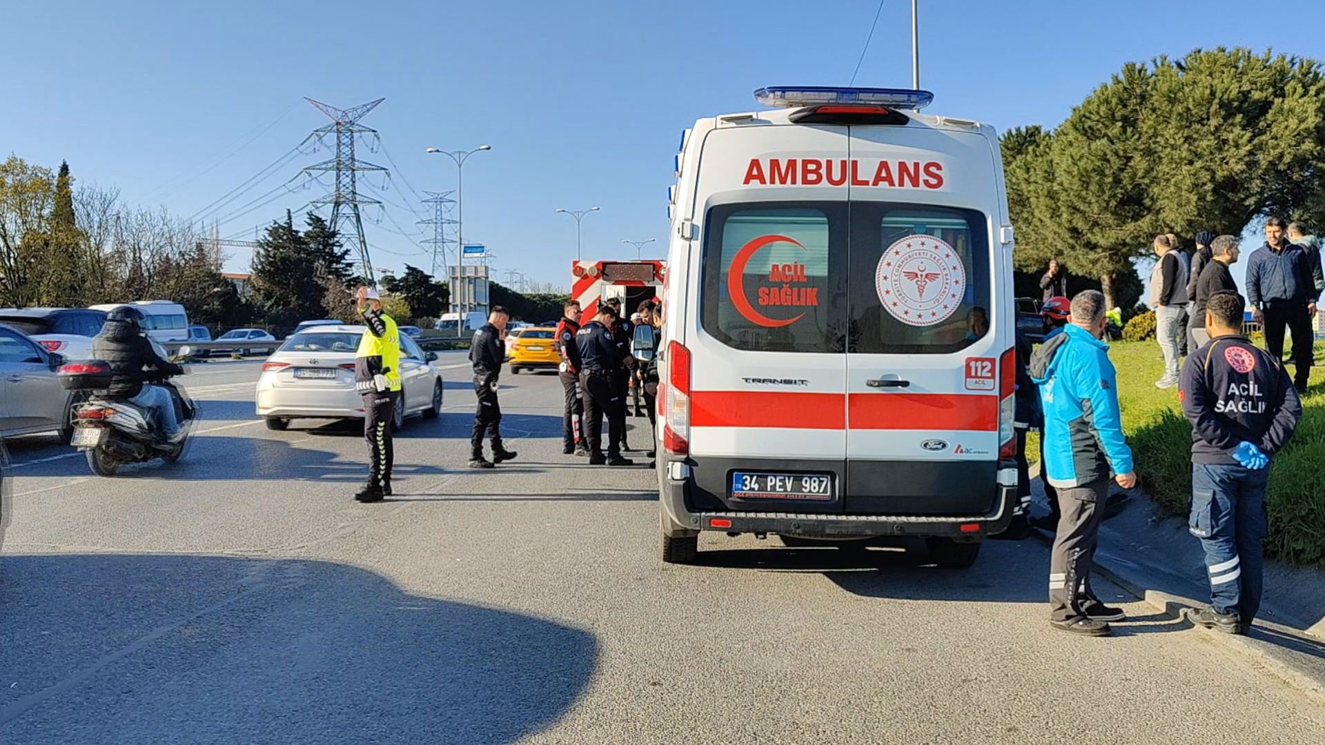Bayrampaşa'da Makas Faciası: Kamyon Devrildi, 1'i Çocuk 7 Kişi Yaralandı