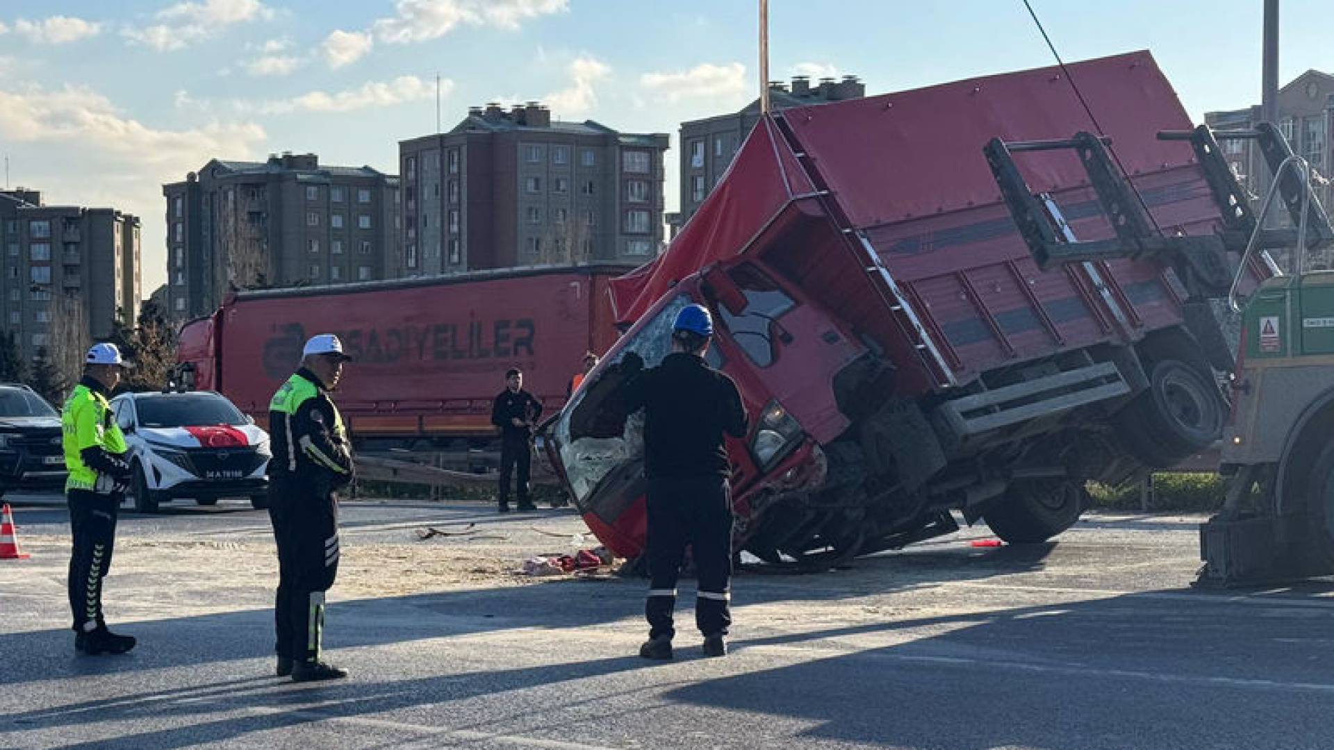Bayrampaşa'da Trafik Kazası: Bir Çocuk Hayatını Kaybetti, Altı Kişi Yaralandı
