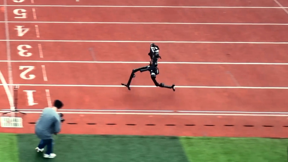 Çinli insansı robot Usain Bolt'un hızına ulaştı