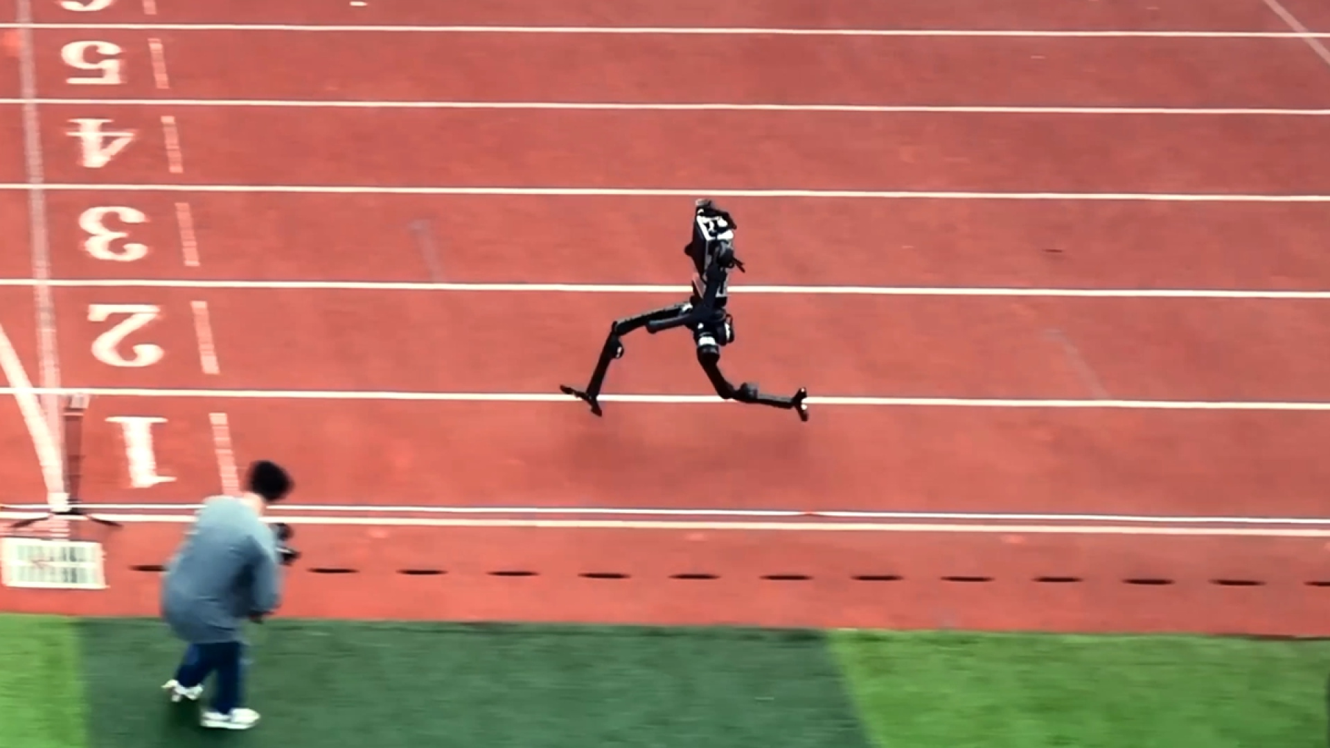 Çinli İnsansı Robot Usain Bolt'un Hızını Yakaladı: Yeni Rekor 10 m/s