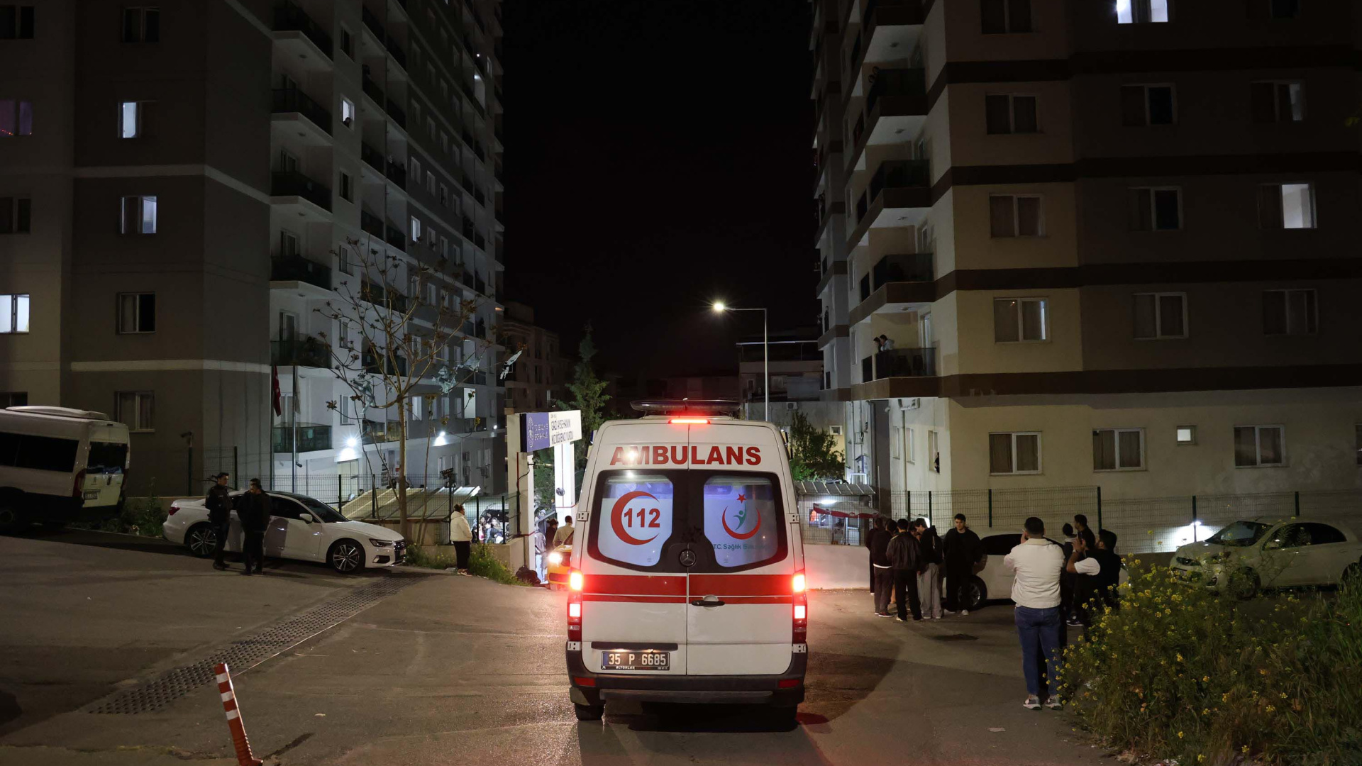 İzmir'de 28 Üniversite Öğrencisi Gıda Zehirlenmesi Şüphesiyle Hastaneye Kaldırıldı