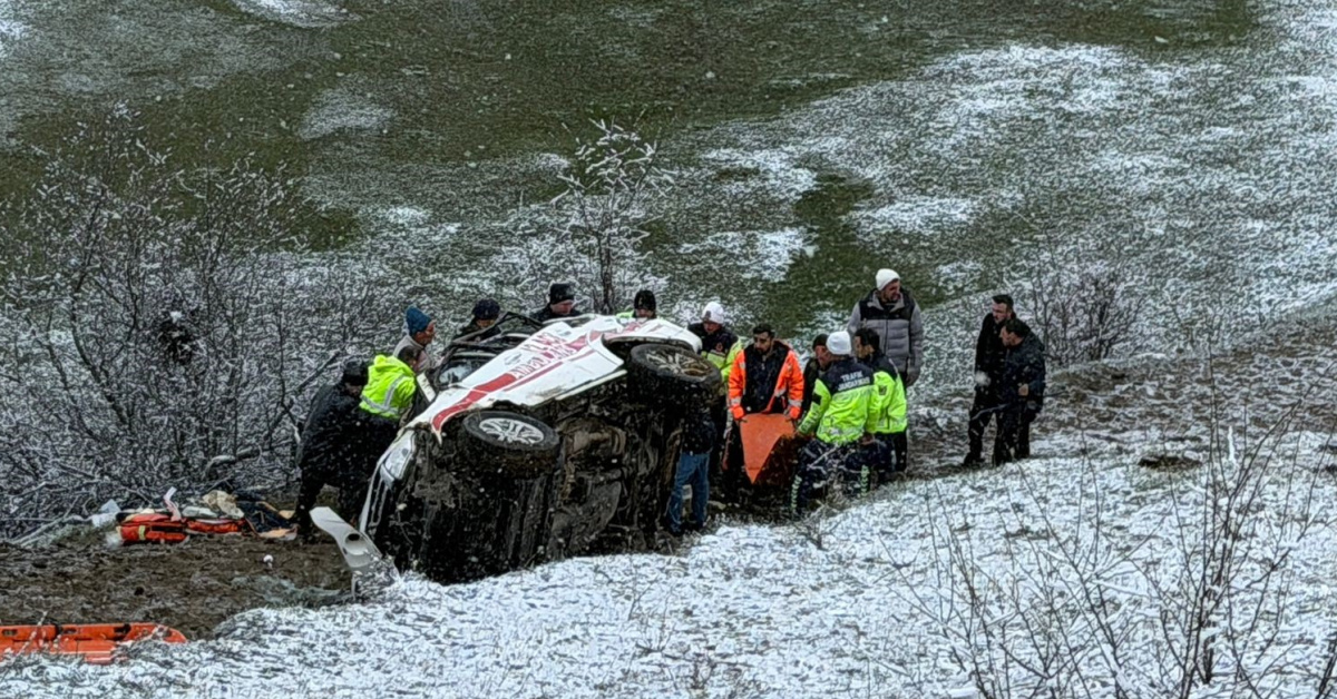 Artvin'de Ambulans Uçuruma Yüvarlandı, 1 Ölüm