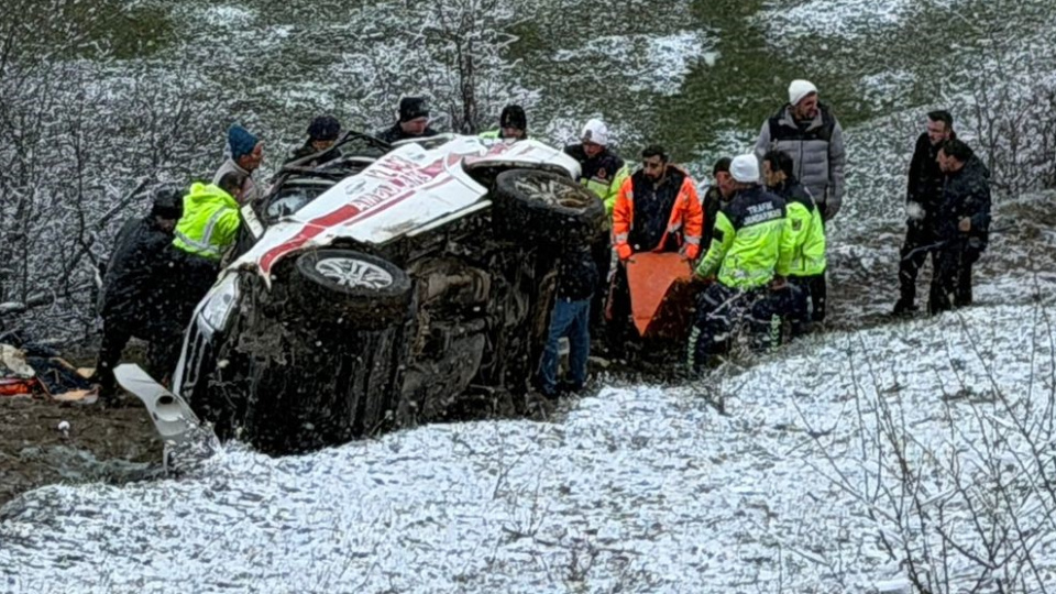 Ambulans uçuruma yuvarlandı: 1 ölü