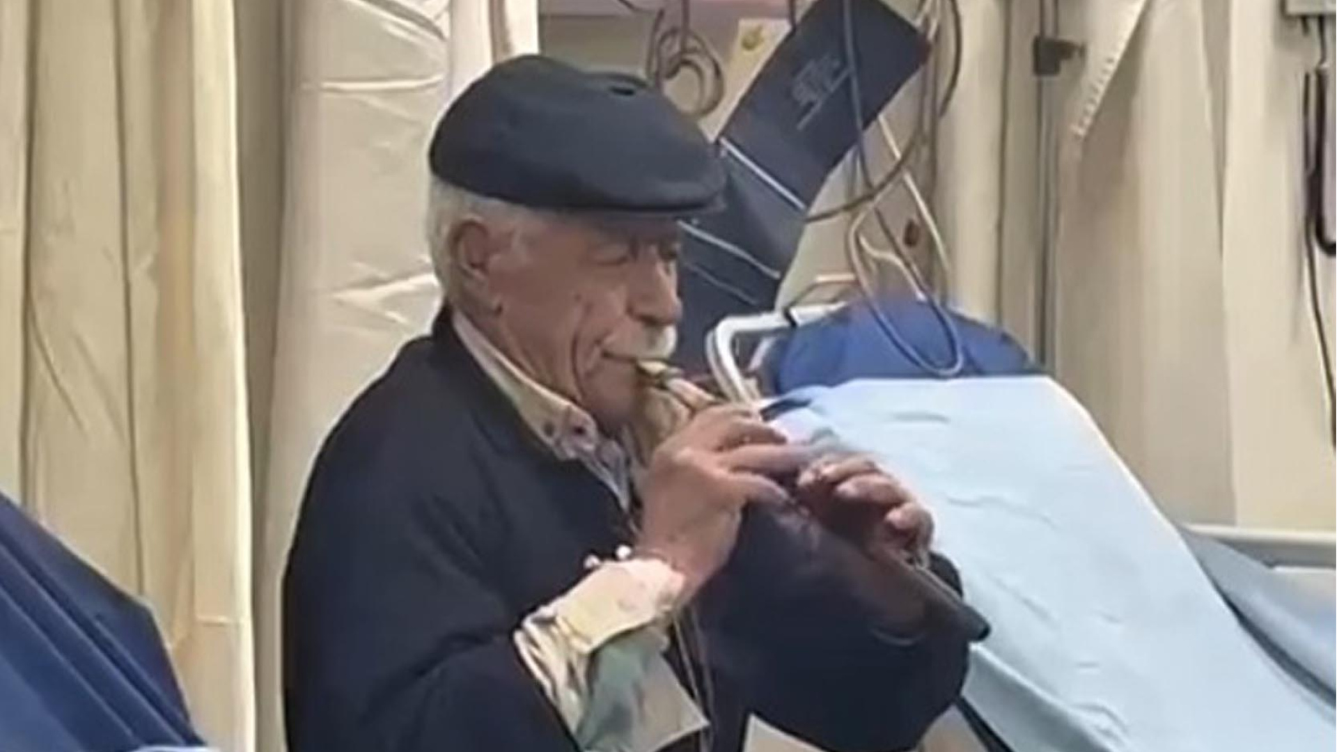 "Acımı hafifletiyor" deyip acil serviste zurna çaldı