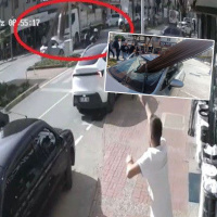 O anlar kamerada... İnşaat demirleri Otomobile 'ok' gibi saplandı!