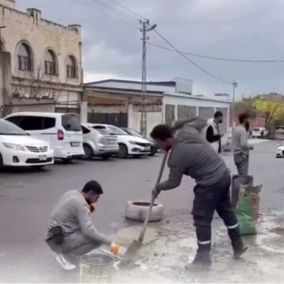 Esnaf çukurları kendi kapatıyor