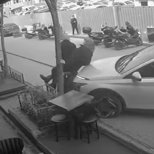 Kaldırımda otomobil çarptı!