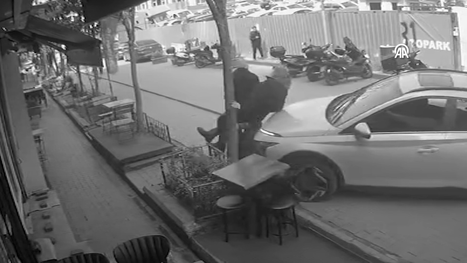 Kaldırımda otomobil çarptı!