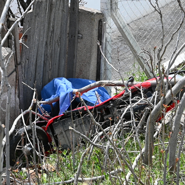 Motosiklet gecekondunun bahçesine düştü