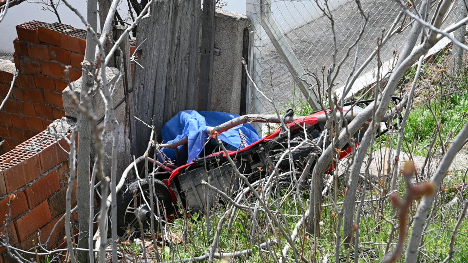 Motosiklet gecekondunun bahçesine düştü