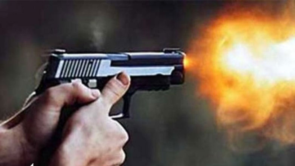 Dergi kavgasında 2 arkadaşını vurdu!