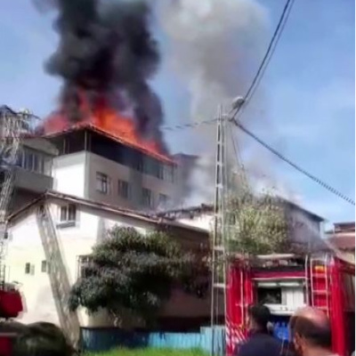 Yangın paniği! İki evin çatısı kül oldu