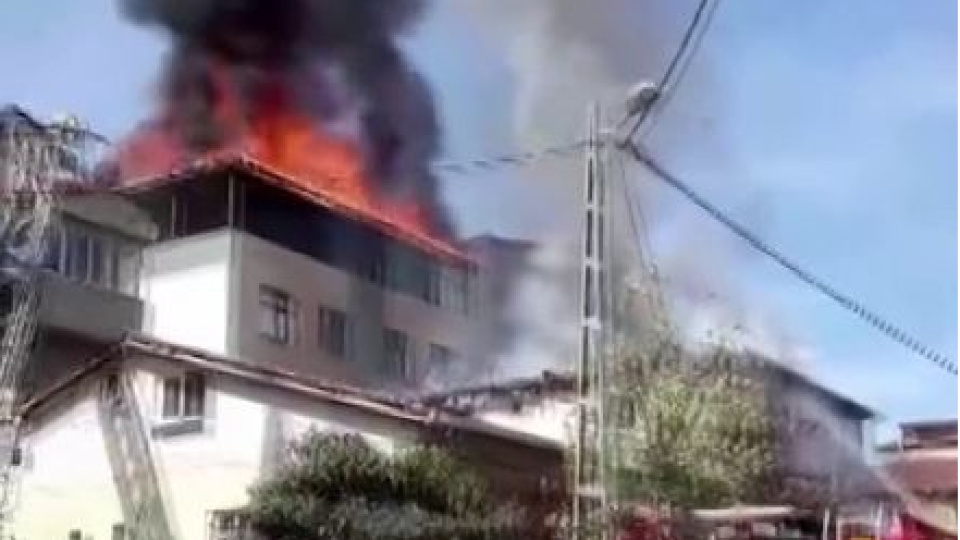Yangın paniği! İki evin çatısı kül oldu