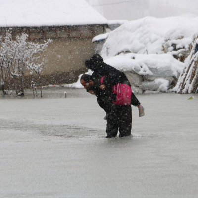 Çocuklarını bir aydır sırtında taşıyor