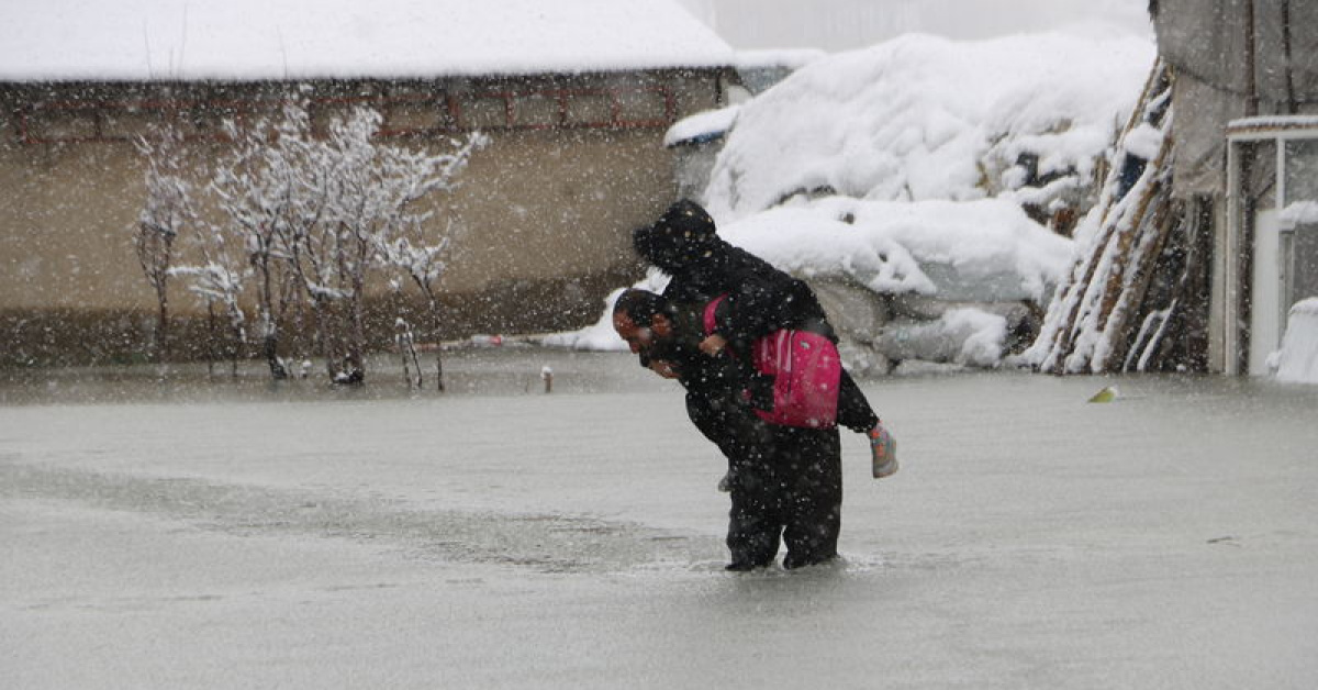 Çocuklarını sırtında taşıyan anne Hakkari'nin Yüksekova'da