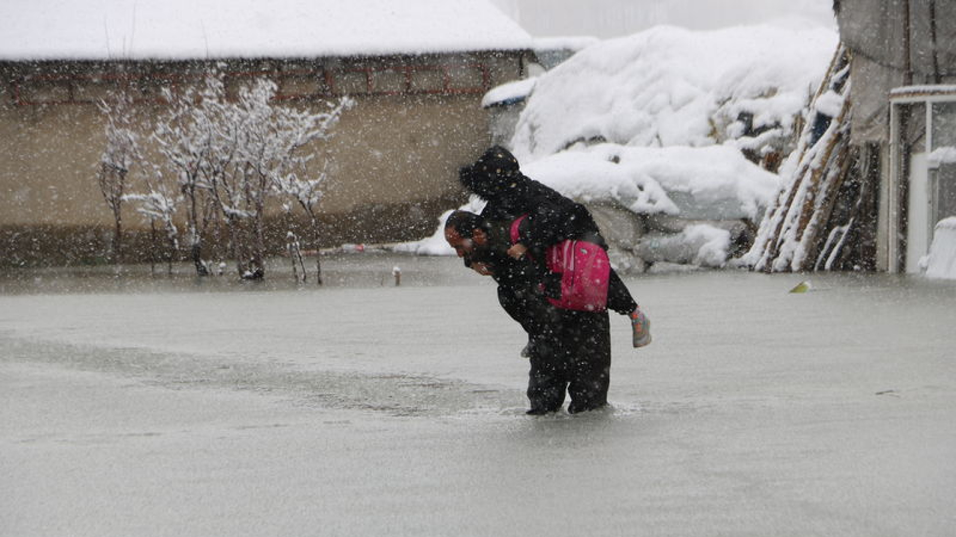 Çocuklarını bir aydır sırtında taşıyor | Son dakika haberleri