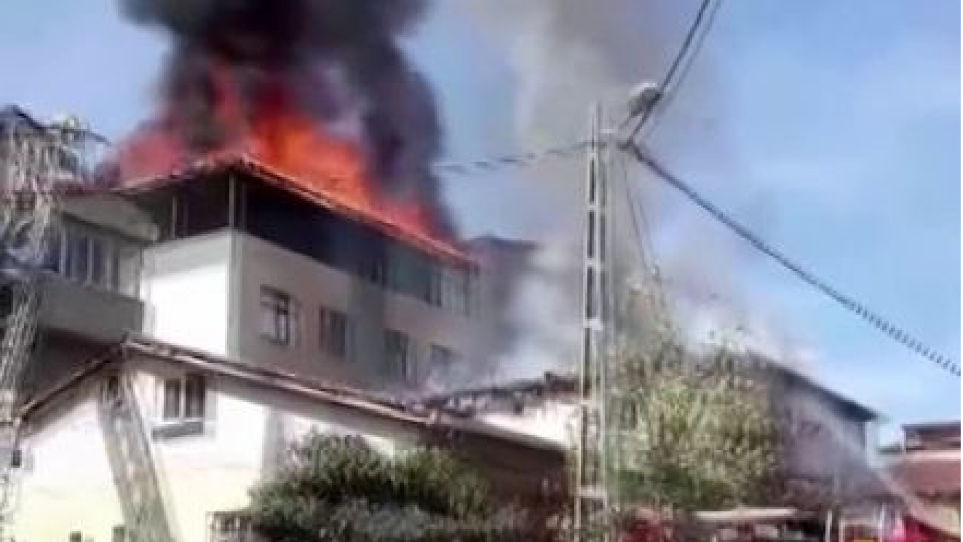Sultanbeyli'de Tadilat Sırasında Çıkan Yangın İki Bina Çatısını Küle Çevirdi