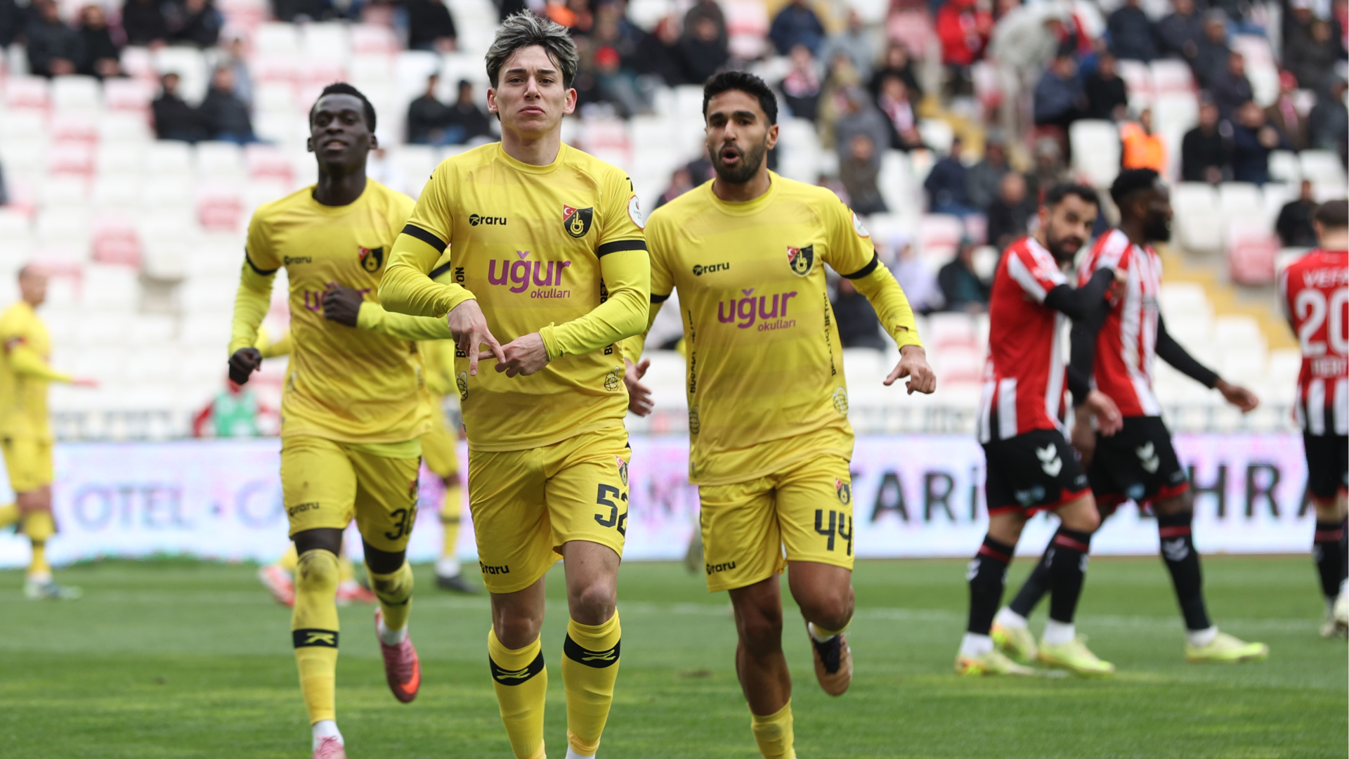 İstanbulspor, Sivasspor'u 3-1 Mağlup Ederek Kritik 3 Puanı Aldı