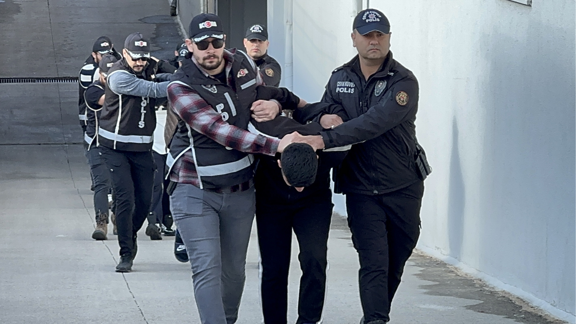 Bayğaralar suç örgütüne yönelik 8 ilde düzenlenen operasyonda, 287 şüpheli gözaltına alındı