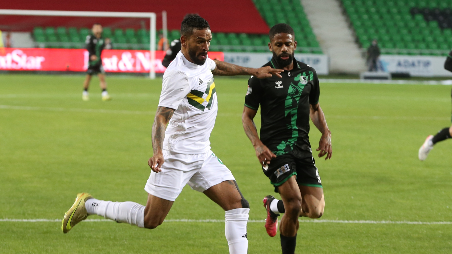 Esenler Erokspor, Sakaryaspor'u 2-1 Mağlup Etti, 70 Puana Ulaştı