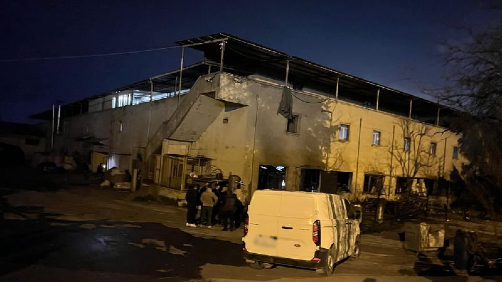 Arnavutköy'de fabrikada tüp patlaması ve yangın: 3 yaralı | Son dakika haberleri