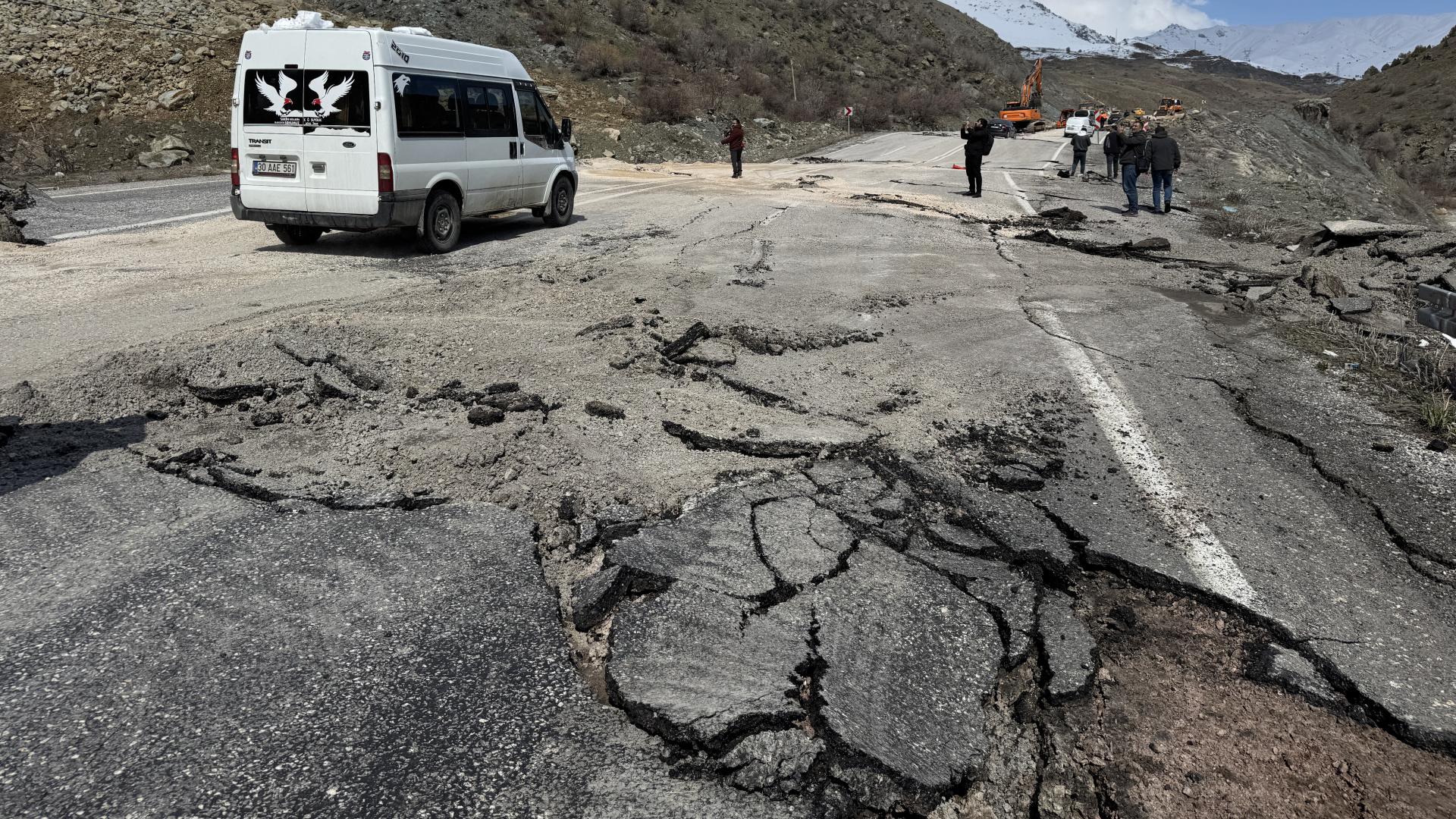 Hakkari-Van Karayolunda Heyelan: 200 Metrelik Alan Etkilendi, Ulaşımda Aksama