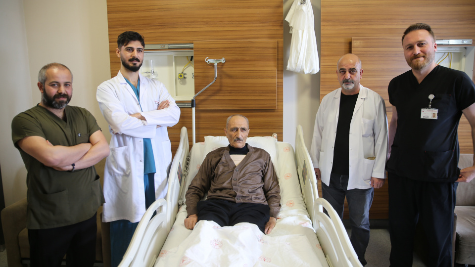 Kalbi durdu, 25 dakikalık kalp masajı hayata döndürdü