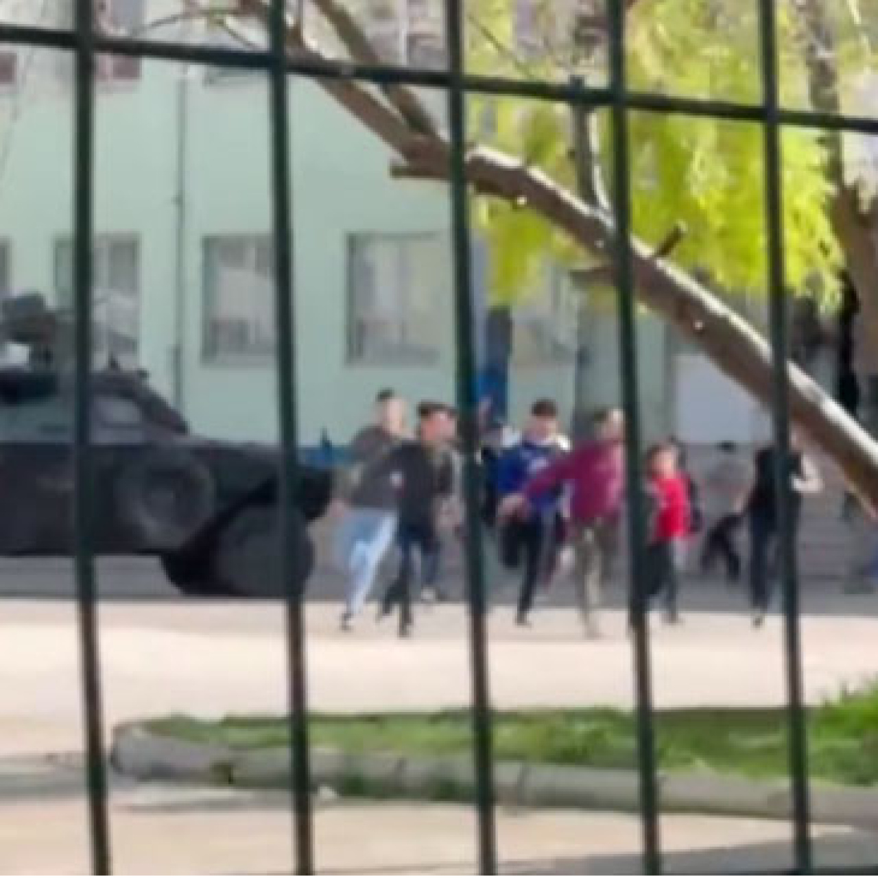 Okula giren saldırgan ateş açtı! Yaralı öğrenciler var!