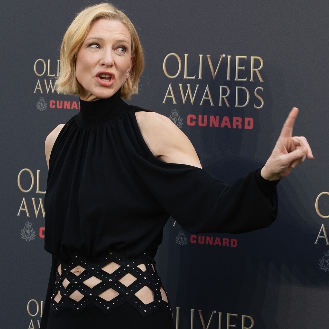 Kırmızı halıda muhabiri azarladı