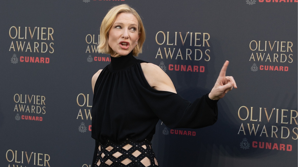 Kırmızı halıda muhabiri azarladı