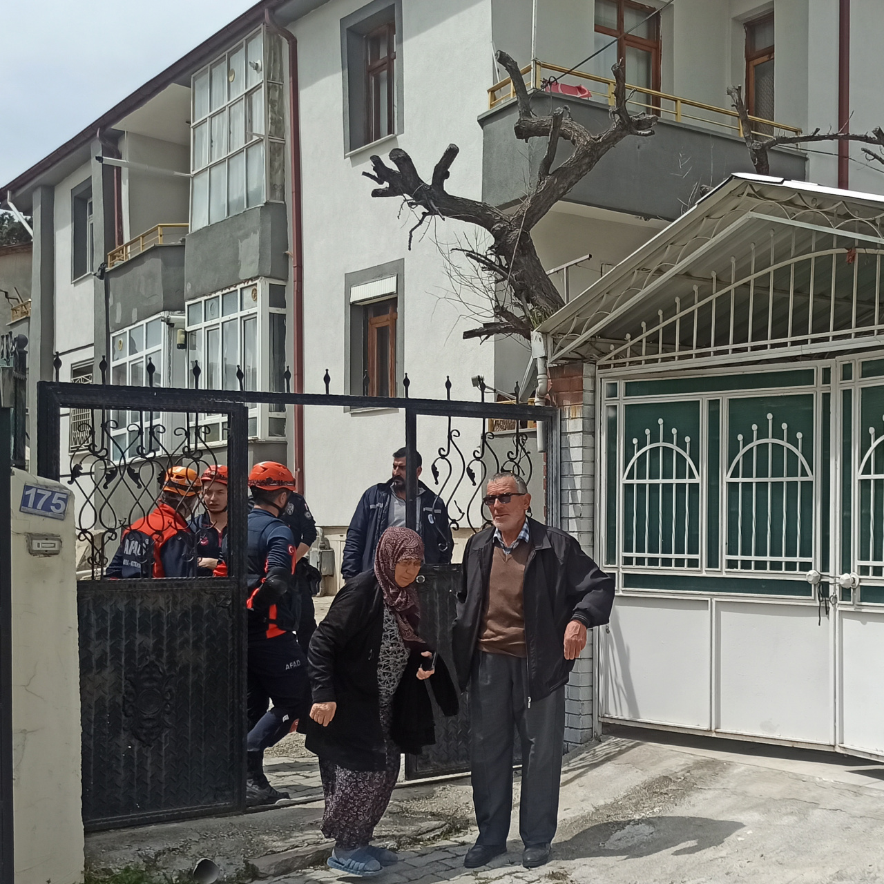 3.2'lik depremde 2 binaya tahliye