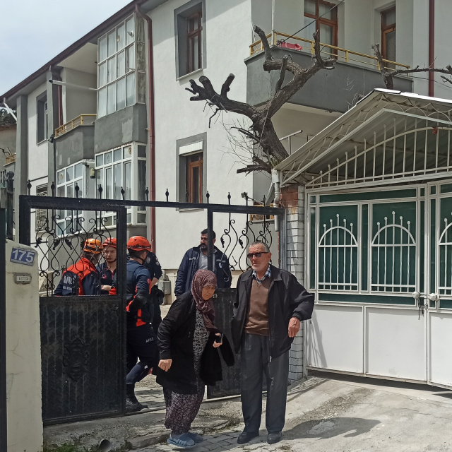 3.2'lik depremde 2 binaya tahliye