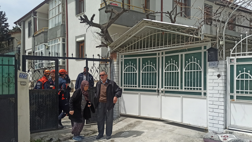 3.2'lik depremde 2 binaya tahliye