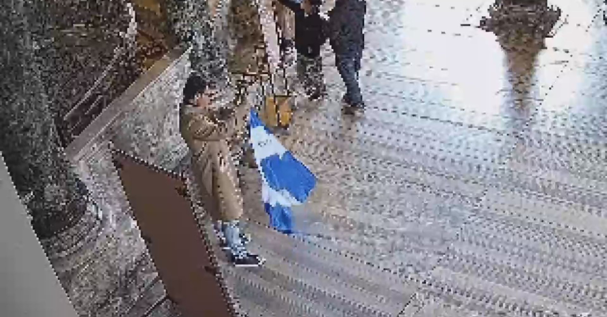 Ayasofya'da Bayrak Provokasyonu! Yabancı Uyruklu 2 Kişiyi Tutmaya Başlandı