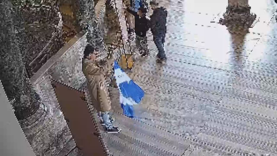 Ayasofya'da bayrak provokasyonu! Yabancı uyruklu 2 kişi tutuklandı!