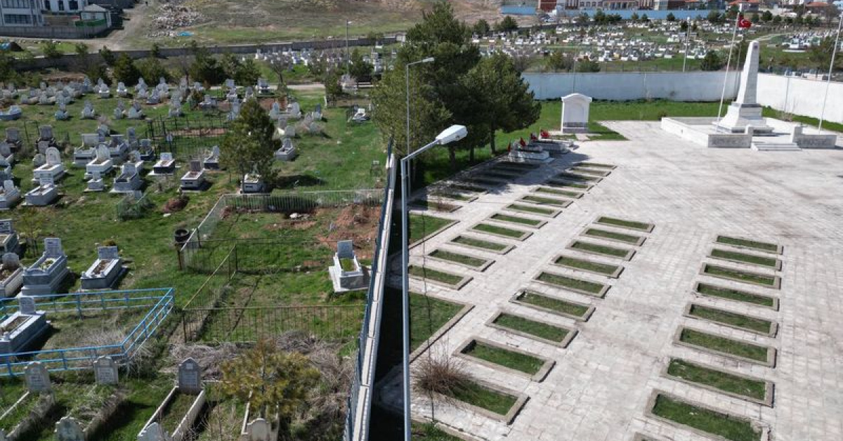 Sivas Şarkışla'damezarlıkların kıble yönü farklılığı