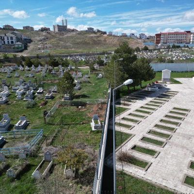 Sivas'ta ilçe mezarlığında "kıble" farklılığı