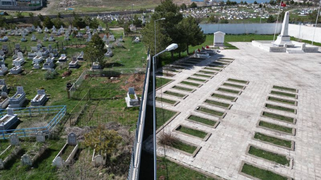 Sivas'ta ilçe mezarlığında "kıble" farklılığı