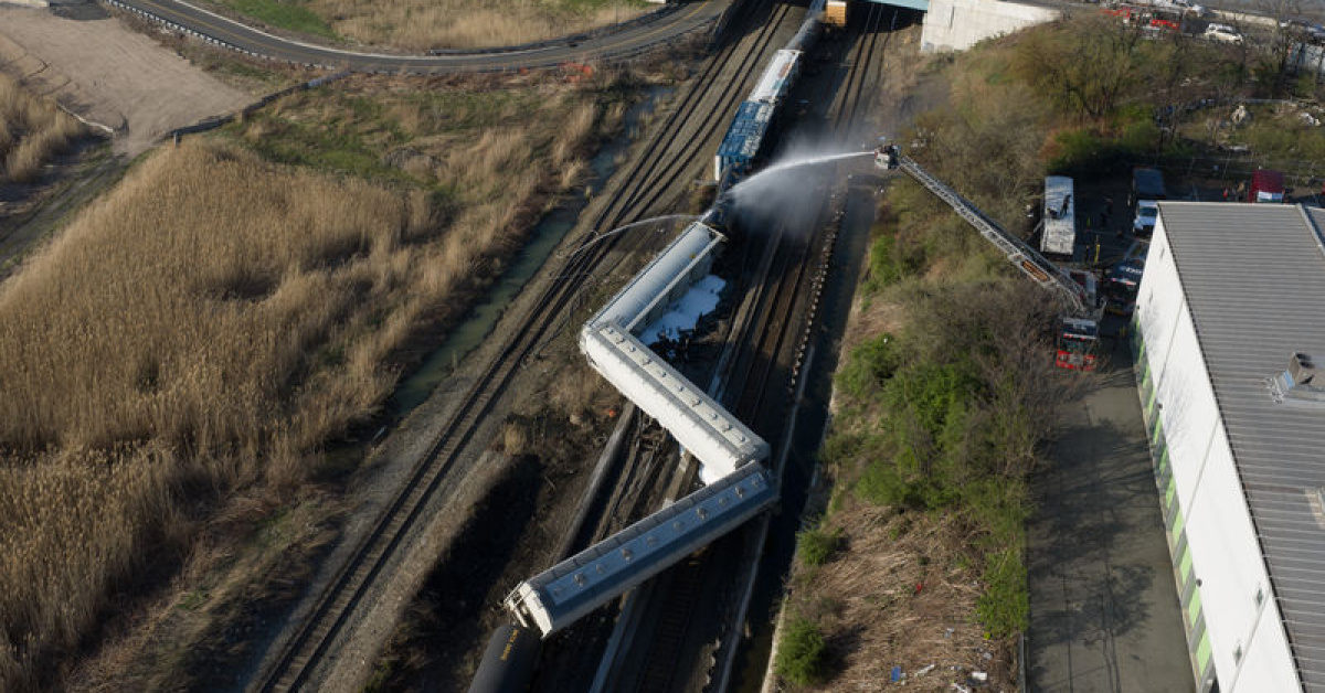 ABD'de Tren Raydan Çıktı ve Kimyasal Sızıntı