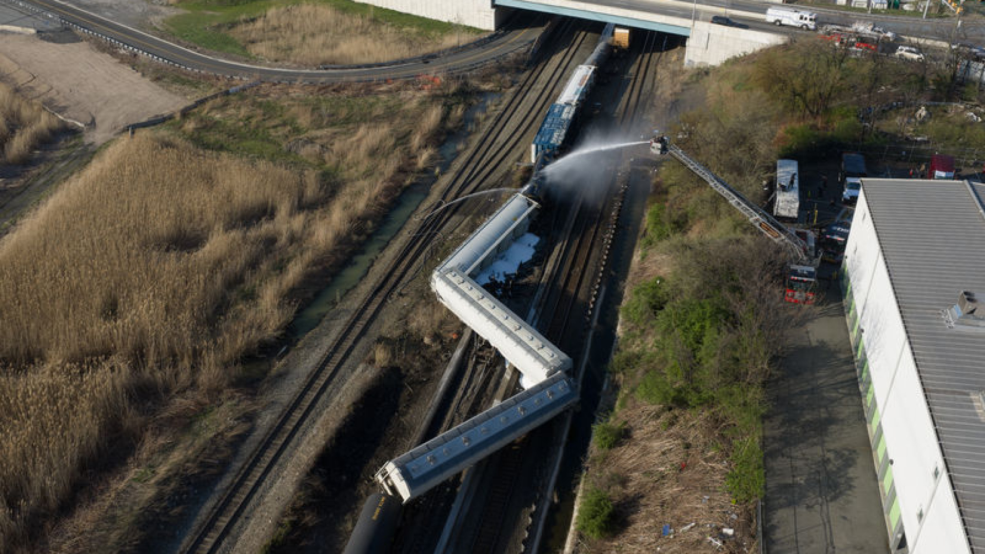 ABD'de Tren Kazası: New Jersey'de Raydan Çıkan Yük Treninden Kimyasal Sızıntı