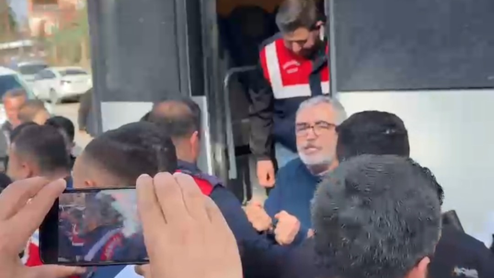 Fadıl Akgündüz ile Güvenlik Ekipleri Arasında Cenazede Gerginlik Yaşandı