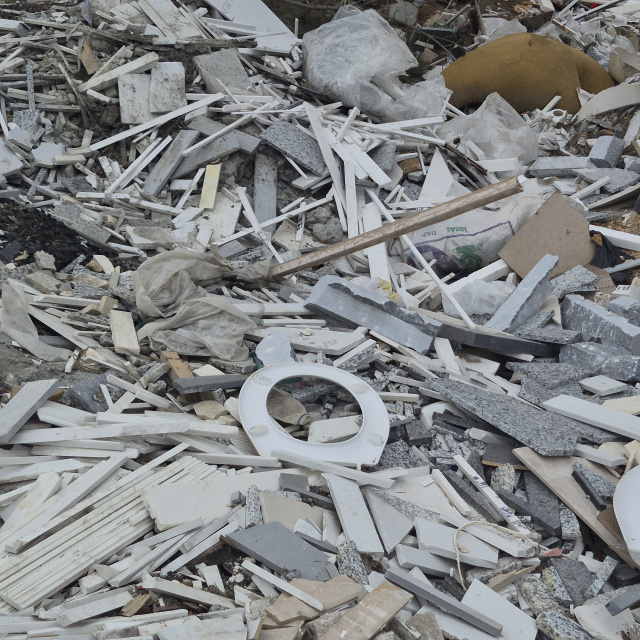 Üzerine mermer düşen işçi öldü