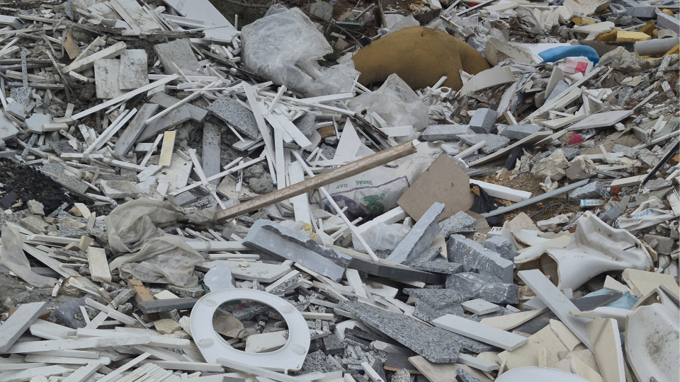 Üzerine mermer düşen işçi öldü